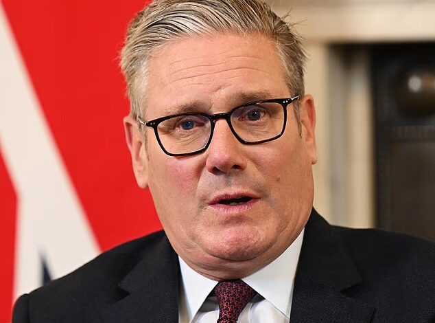 أزمة في داونينج ستريت: كتاب جديد يكشف فضائح رئيس وزراء بريطانيا وتدفعه نحو الاستقالة