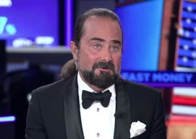 الذكاء الاصطناعي يهدد الوظائف الأمريكية: خبير الأسواق يتوقع خسارة 5 ملايين وظيفة قريبًا