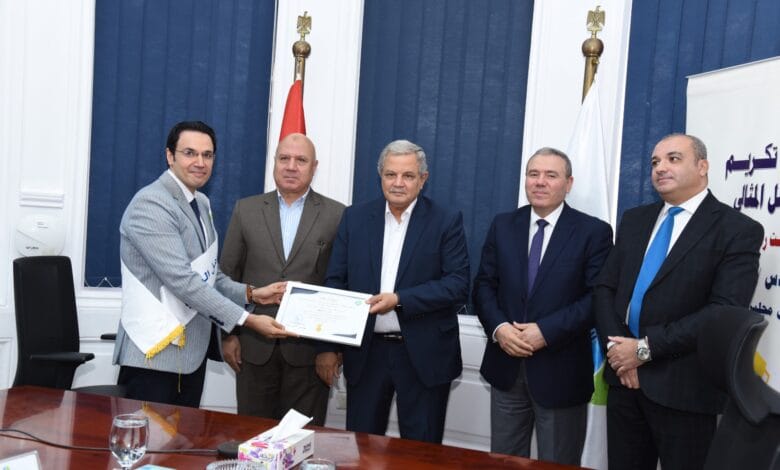 رئيس القابضة للمياه يكرم أحمد رضا رياض مدير المكتب الإعلامي لجهوده المتميزة