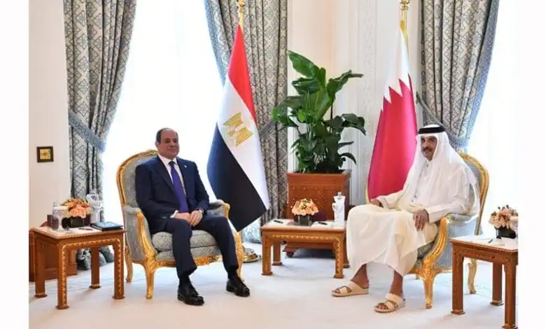 الرئيس السيسي يلتقي أمير قطر في الدوحة: مصر تؤكد تضامنها الكامل مع قطر وتدين العدوان الإسرائيلي