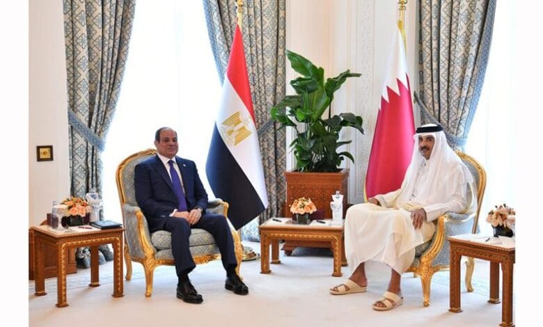 الرئيس السيسي يلتقي أمير قطر في الدوحة: مصر تؤكد تضامنها الكامل مع قطر وتدين العدوان الإسرائيلي