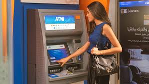 كم تبلغ رسوم السحب من ماكينات الصراف الآلي والحد الأقصى للسحب في البنوك المصرية؟