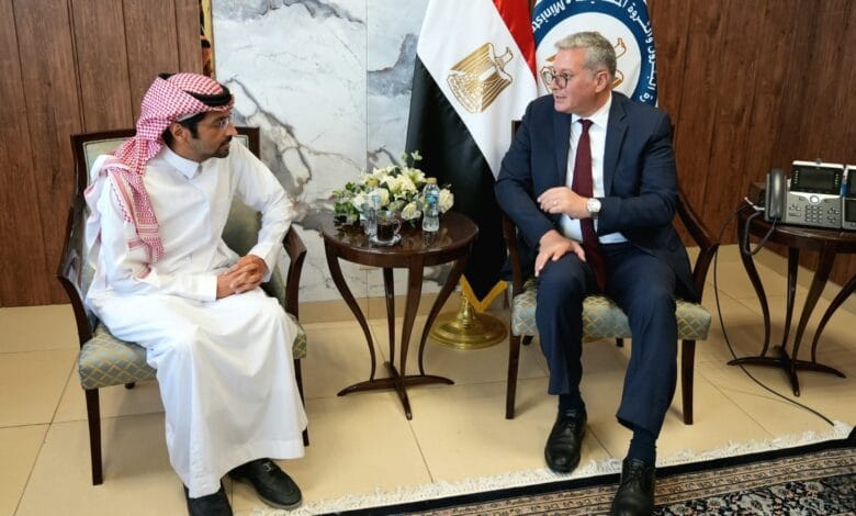 مصر والسعودية تعززان الشراكة في البتروكيماويات: اجتماع وزير البترول مع الشركة السعودية المصرية