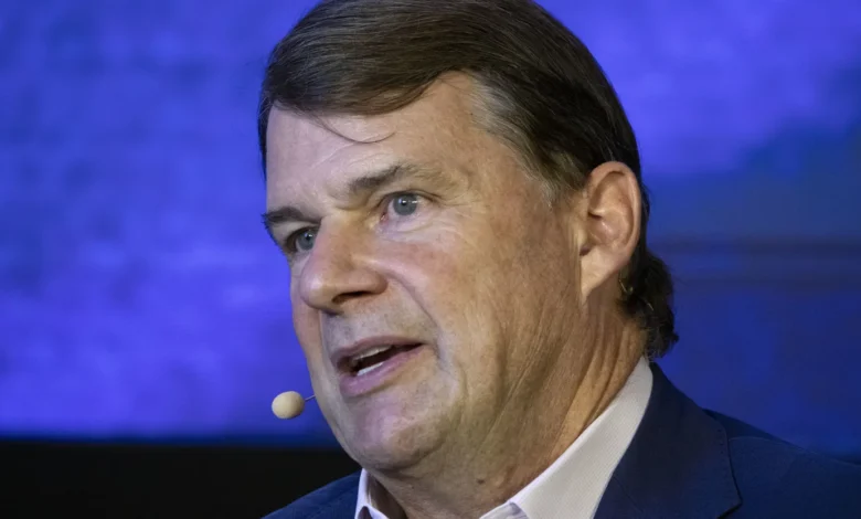 رئيس فورد يتوقع انخفاض مبيعات السيارات الكهربائية بنسبة 50% بعد انتهاء الحوافز الفيدرالية