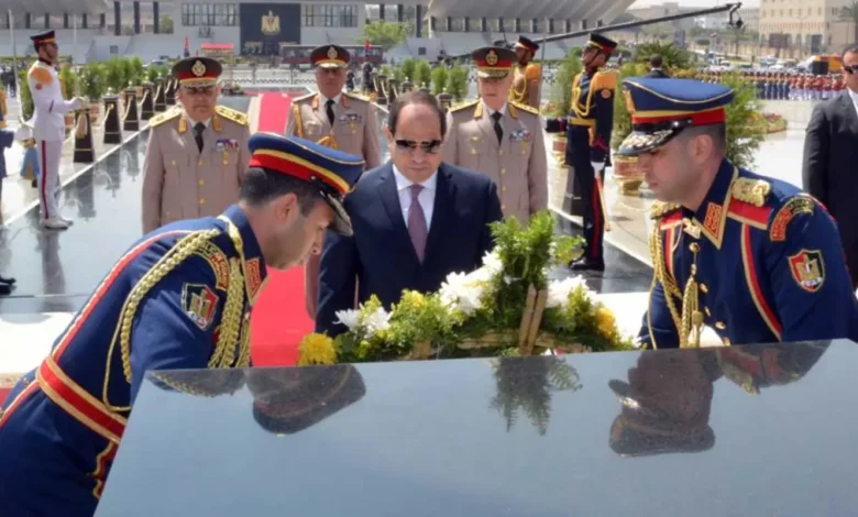 الرئيس السيسي يضع أكاليل الزهور على قبور شهداء أكتوبر والرؤساء الراحلين في ذكرى 6 أكتوبر الـ52