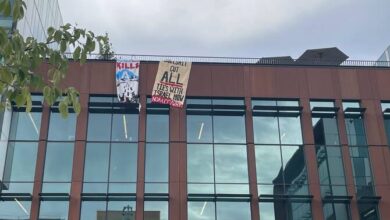 الاحتجاجات تتصاعد ضد مايكروسوفت بعد تقارير عن استخدام تكنولوجيتها في مراقبة الفلسطينيين