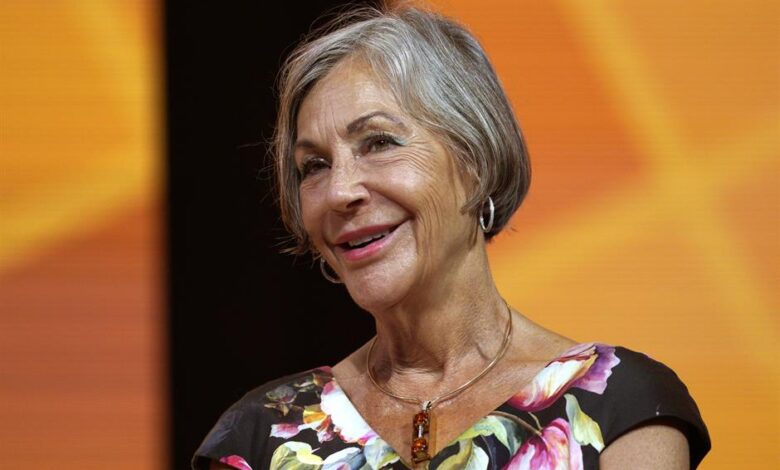 أليس التون تكسر حاجز الـ111 مليار دولار ..وتحجز مقعدها كأغني سيدة في العالم