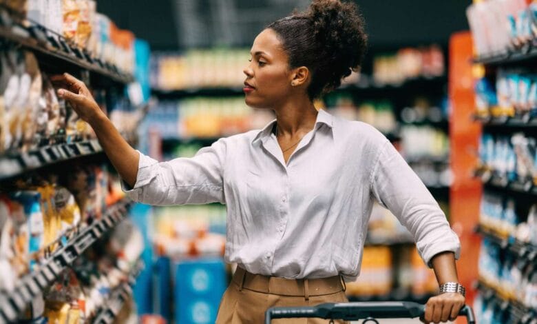 تراجع ثقة المستهلك الأمريكي إلى أدنى مستوى منذ أبريل وسط مخاوف من إغلاق حكومي