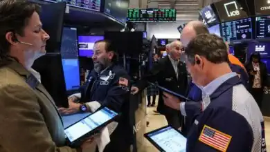 انهيار البنوك الأميركية يغذي توقعات صفقات الدمج والاستحواذ