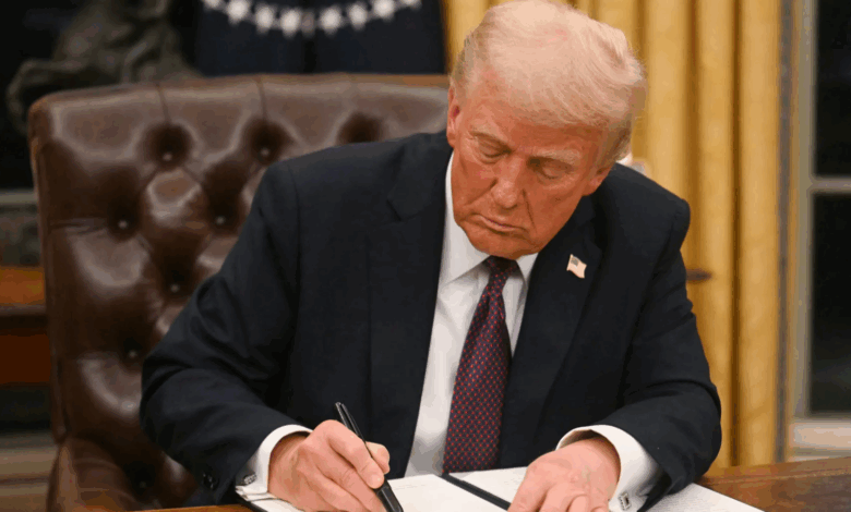 البيت الأبيض يسرّح آلاف الموظفين وسط الإغلاق الحكومي وترامب يحمّل الديمقراطيين