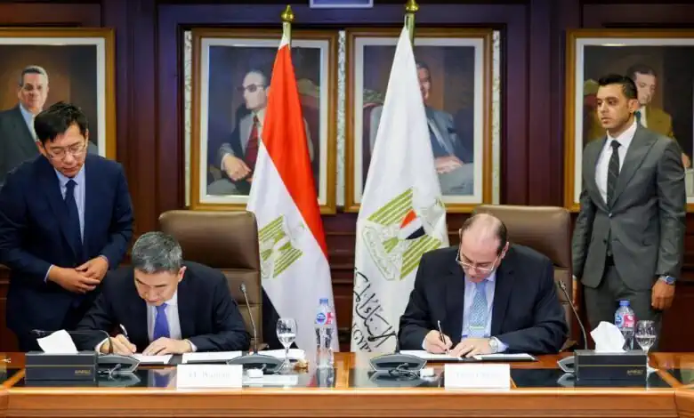 نائب محافظ البنك المركزي المصري ونائب وزير الإدارة الوطنية الصينية للتنظيم المالي يوقعان مذكرة للتعاون المشترك