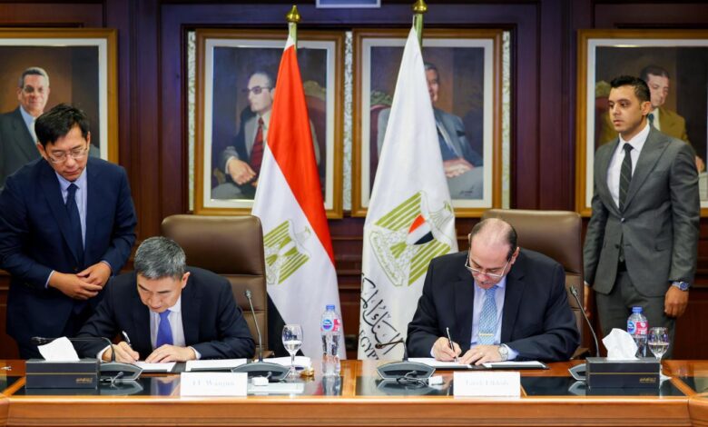 نائب محافظ البنك المركزي المصري ونائب وزير الإدارة الوطنية الصينية للتنظيم المالي يوقعان مذكرة للتعاون المشترك