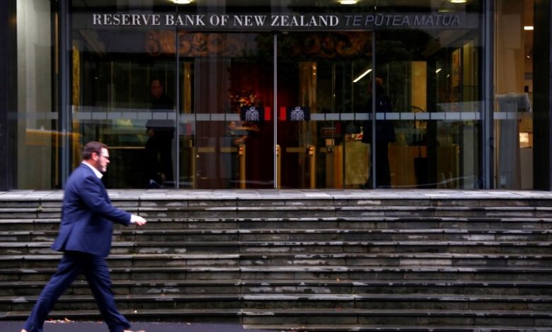 بنك الاحتياطي النيوزيلندي يخفض الفائدة 50 نقطة ويؤكد استعداد المزيد من التيسير