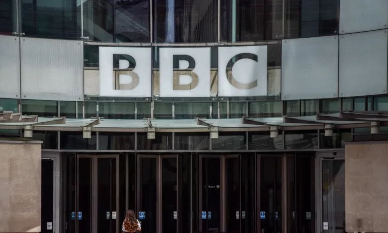 الحرب على غزة وترامب يدفعان رئيس «بي بي سي» ورئيس الأخبار للاستقالة