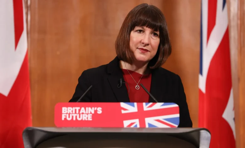 وزيرة المالية البريطانية تنفي تضليل الجمهور بشأن التوقعات قبل الميزانية