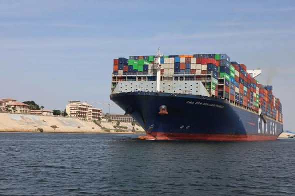 أسامة ربيع: عبور CMA CGM BENJAMIN FRANKLIN مؤشر إيجابي لعودة السفن العملاقة