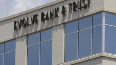 فضيحة تهز بنك إيفولف.. طرد الرئيس التنفيذي بعد سقوطه في فخ الـFBI الفيدرالي!