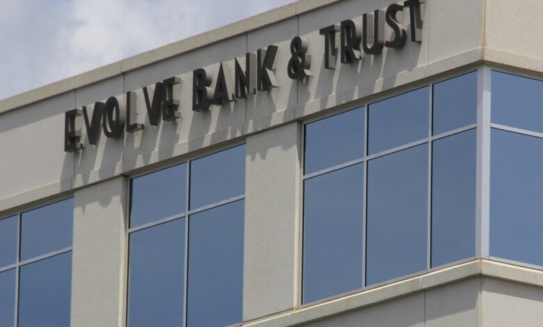 فضيحة تهز بنك إيفولف.. طرد الرئيس التنفيذي بعد سقوطه في فخ الـFBI الفيدرالي!