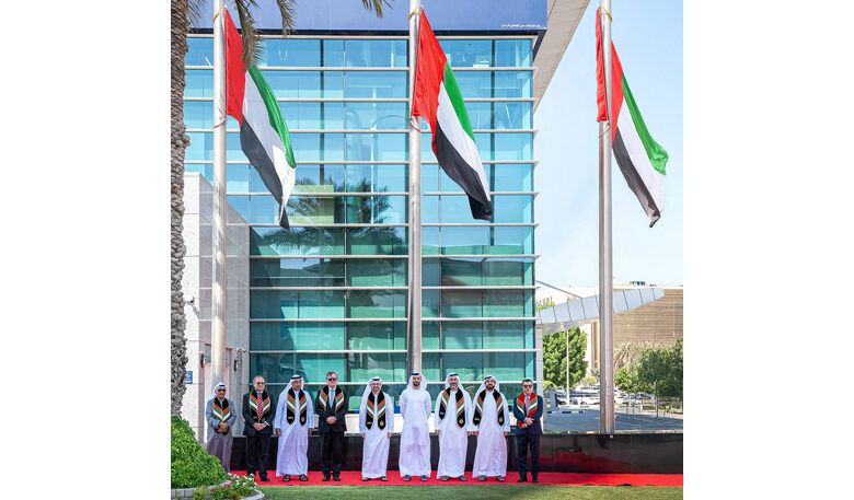رفع علم دولة الإمارات في بنك الإمارات دبي الوطني احتفالاً بيوم العلم الوطني