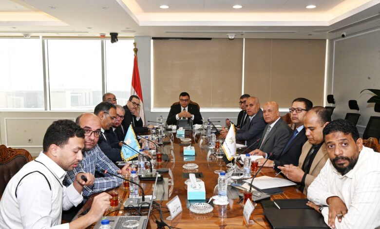 وزير الإسكان يوجه بسرعة تنفيذ مشروعات الطرق وتحسين الصورة البصرية بالمدينة