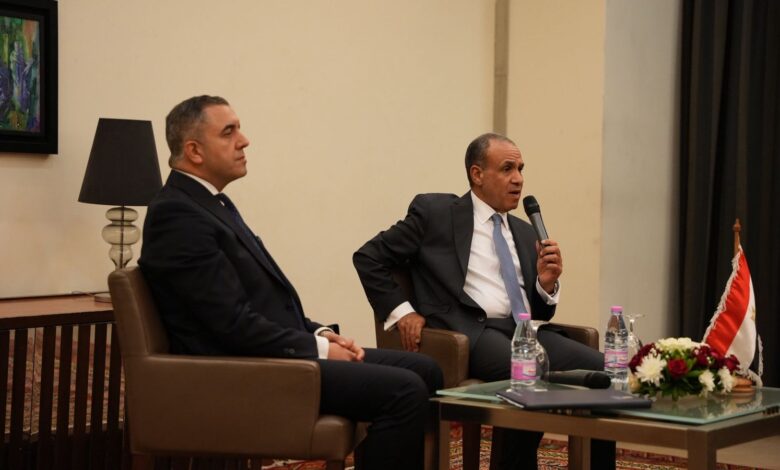 وزير الخارجية يلتقي الجالية المصرية في الجزائر ويؤكد اعتزاز الدولة بأبنائها بالخارج