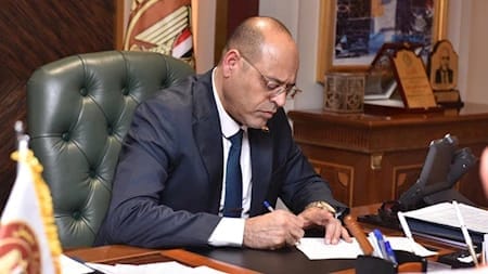 وزير العمل يوقف ويغلق نشاط 10 شركات لإلحاق العمالة المصرية بالخارج لمخالفتها القانون