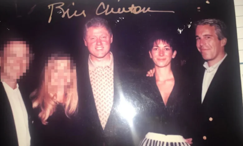 الديمقراطيون ينشرون آلاف صور إبستين وتكشف حضور شخصيات بارزة بينها ترامب وكلينتون