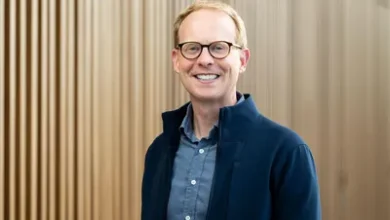 جوش وودوارد: الرجل الذي يقود Gemini ويحارب لإنقاذ جوجل في سباق الذكاء الاصطناعي