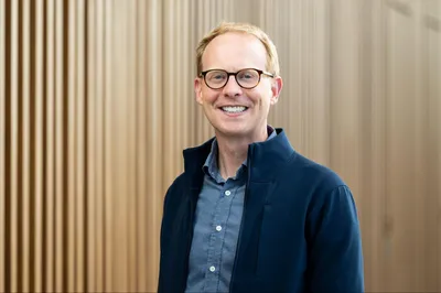 جوش وودوارد: الرجل الذي يقود Gemini ويحارب لإنقاذ جوجل في سباق الذكاء الاصطناعي