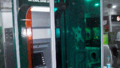 رسوم السحب اليومي من ATM وحدود الإيداع 2026 في جميع البنوك المصرية