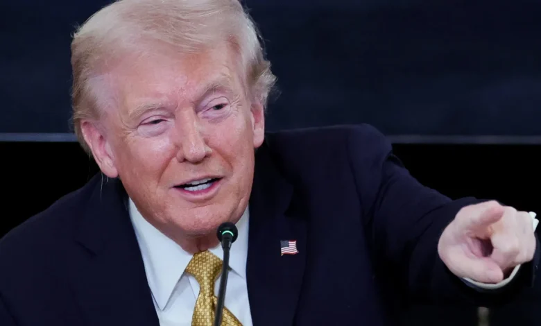 ترامب يعلن إمكانية دفع عائد 2000 دولار للأمريكيين من التعريفات الجمركية