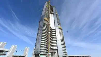 وزير الإسكان يتفقد أبراج "الداون تاون" بالعلمين الجديدة.. برج أيقوني 67 طابقًا