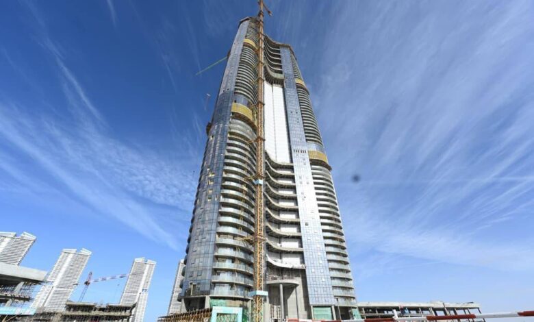 وزير الإسكان يتفقد أبراج "الداون تاون" بالعلمين الجديدة.. برج أيقوني 67 طابقًا