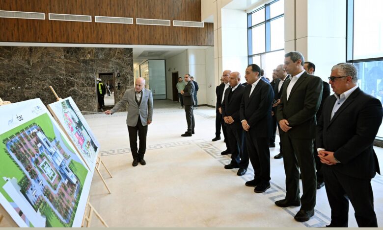 رئيس الوزراء يتفقد محطة البحر الأحمر للحاويات بالسخنة ويشهد وصول أول سفينة تجارية