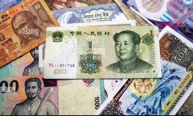 العملات الآسيوية تتذبذب .. الين مستقر والروبية الهندية تسجل قاعًا تاريخيًا
