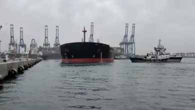 ميناء دمياط سفينة الصب الجاف