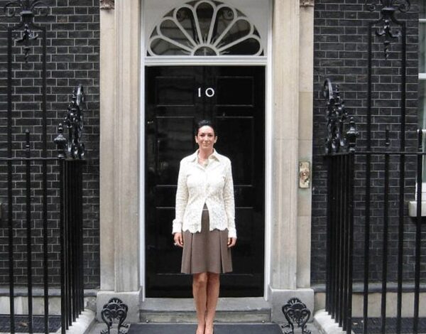 وثائق: بنك يو بي إس أدار أموال غيسلين ماكسويل بعد قطع جيه بي مورغان علاقته بإبستين