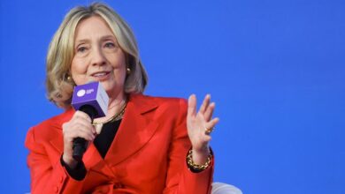 هيلاري كلينتون تشهد خلف أبواب مغلقة اليوم أمام لجنة الكونغرس بشأن إبستين