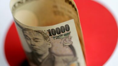 الين الياباني يلتقط أنفاسه عند 156.87 بعد تحذيرات وزارة المالية وفوز تاكايتشي الساحق