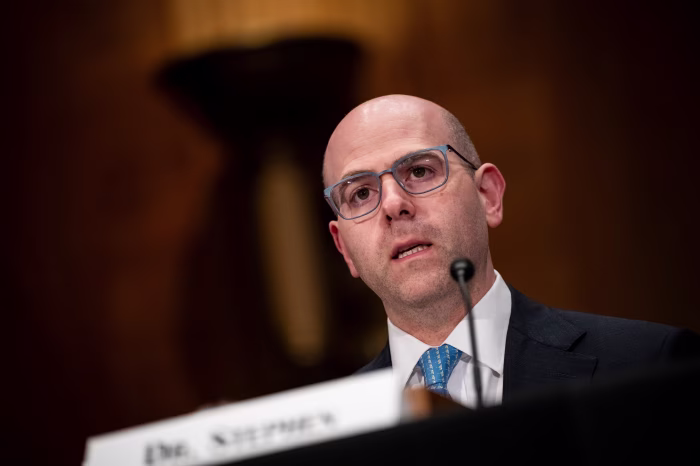 محافظ الفيدرالي: تعريفات ترامب لم تؤثر على الأمريكيين.. عائدات كبيرة لخفض العجز