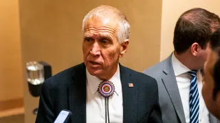 توم تيليس يرفض دعم كيفن وارش لرئاسة الاحتياطي الفيدرالي حتى انتهاء تحقيق باول