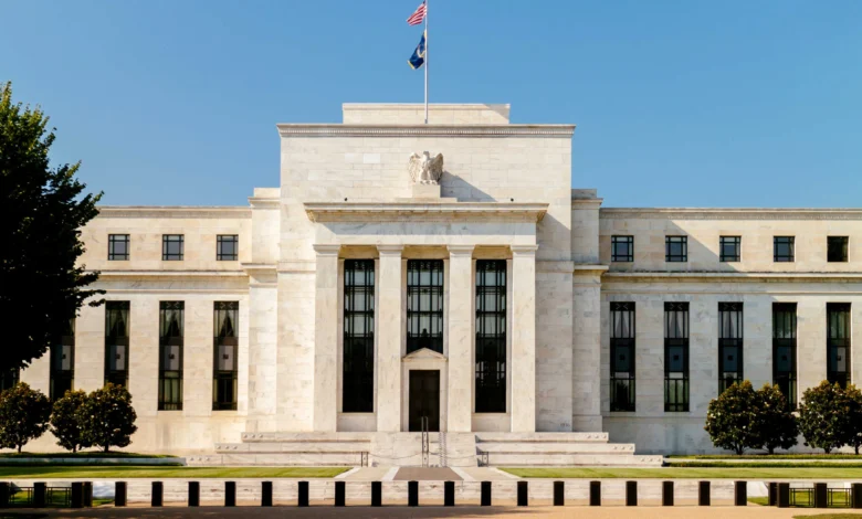 الاحتياطي الفيدرالي: توقعات كالشي تقارب دقة المتنبئين المحترفين لسعر الفائدة الفيدرالية