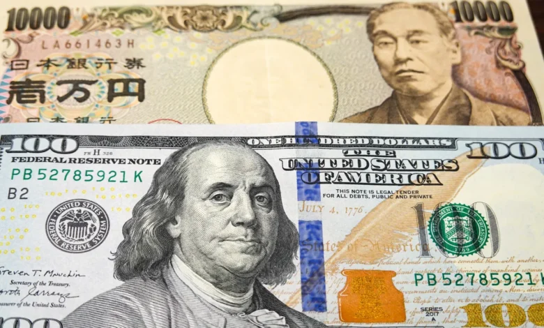 الدولار مستقر والين يتراجع بعد قفزة 3% والفيدرالي يقترب من خفض الفائدة