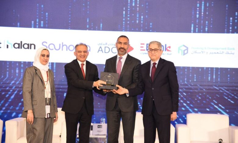 عاكف المغربي يتسلم جائزة النمو والاستدامة لبنك قناة السويس في مؤتمر الأهرام