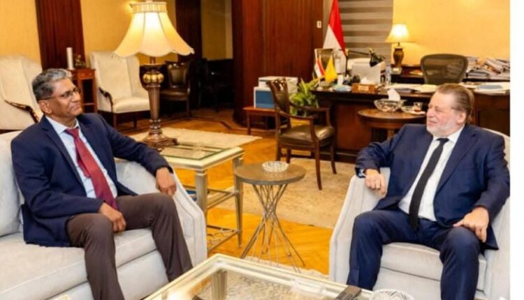 حسن عبد الله يبحث مع السفير الهندي تعزيز الشراكة المصرفية بين مصر والهند