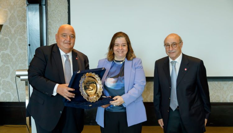 بنك "saib" يكرم "مي عبدالحميد"بعد انتهاء مدة عضويتها في مجلس الادارة كعضو مستقل