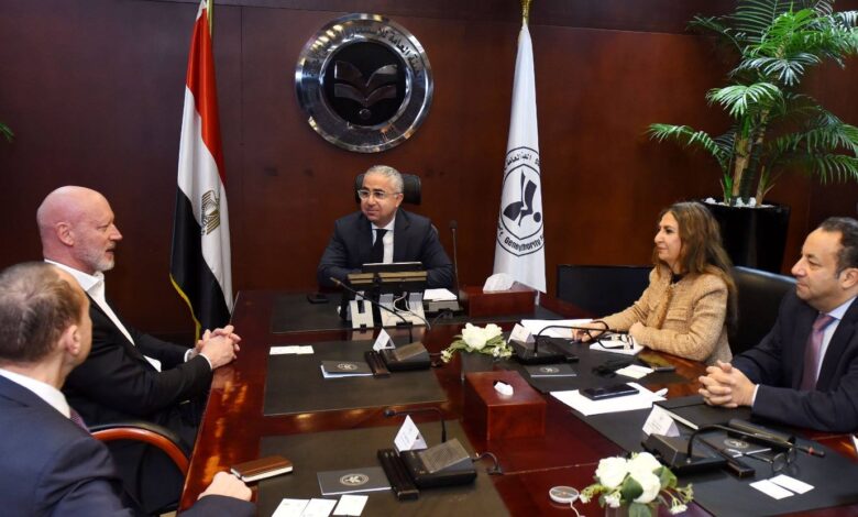 بنك HSBC والهيئة العامة للاستثمار يبحثان تعزيز الترويج لـ13 قطاعًا استثماريًا مستهدفًا