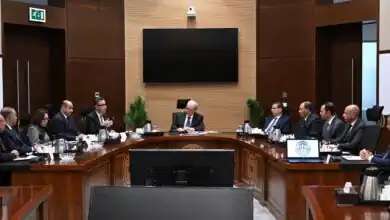 حسين عيسى يتابع توفير السلع الأساسية.. اجتماع حكومي لمواجهة تداعيات الحرب الإيرانية