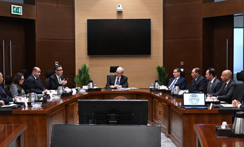 حسين عيسى يتابع توفير السلع الأساسية.. اجتماع حكومي لمواجهة تداعيات الحرب الإيرانية