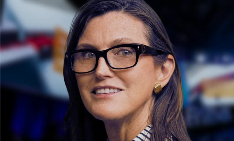 كاثي وود تستخدم أسواق التنبؤ في قراراتها لمواجهة تقلبات السوق